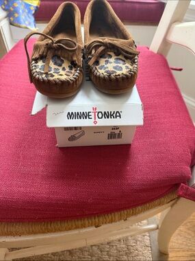 Minnetonka Brown Suede Moccasins with Leopard Print, size 6